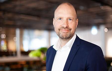 Mathias Saverstam, chef för Valmyndighetens utvecklingsenhet, leende och klädd i blå kavaj och vit skjorta.