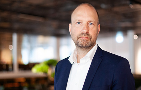 Mathias Saverstam, chef för Valmyndighetens utvecklingsenhet, med allvarlig min.Klädd i blå kavaj och vit skjorta.