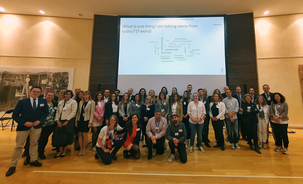 Gruppbild med runt 60 deltagare från det Europeiska medborgarinitiativets konferens i Bryssel.