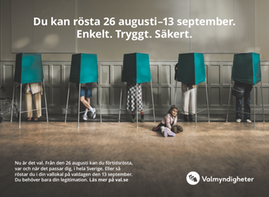 Annonsen visar en rad med fem människor bakom varsin valskärm. Framför sitter ett barn och väntar. Annonstexten är "Du kan rösta mellan 26 augusti–13 september. Enkelt.Tryggt. Säkert."